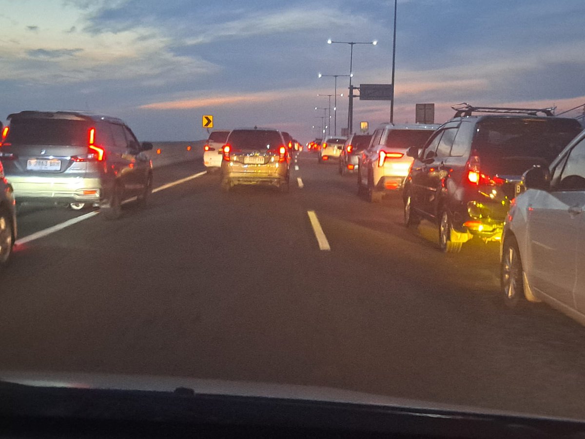 RadioElshinta's tweet photo. 05.43 : Arus lalu lintas di tol MBZ KM 20 arah Cikampek terpantau padat merayap. (P. Soleman)

#Mudik #InfoMudik #Elshinta #Lebaran https://t.co/gPwSwOCsTF