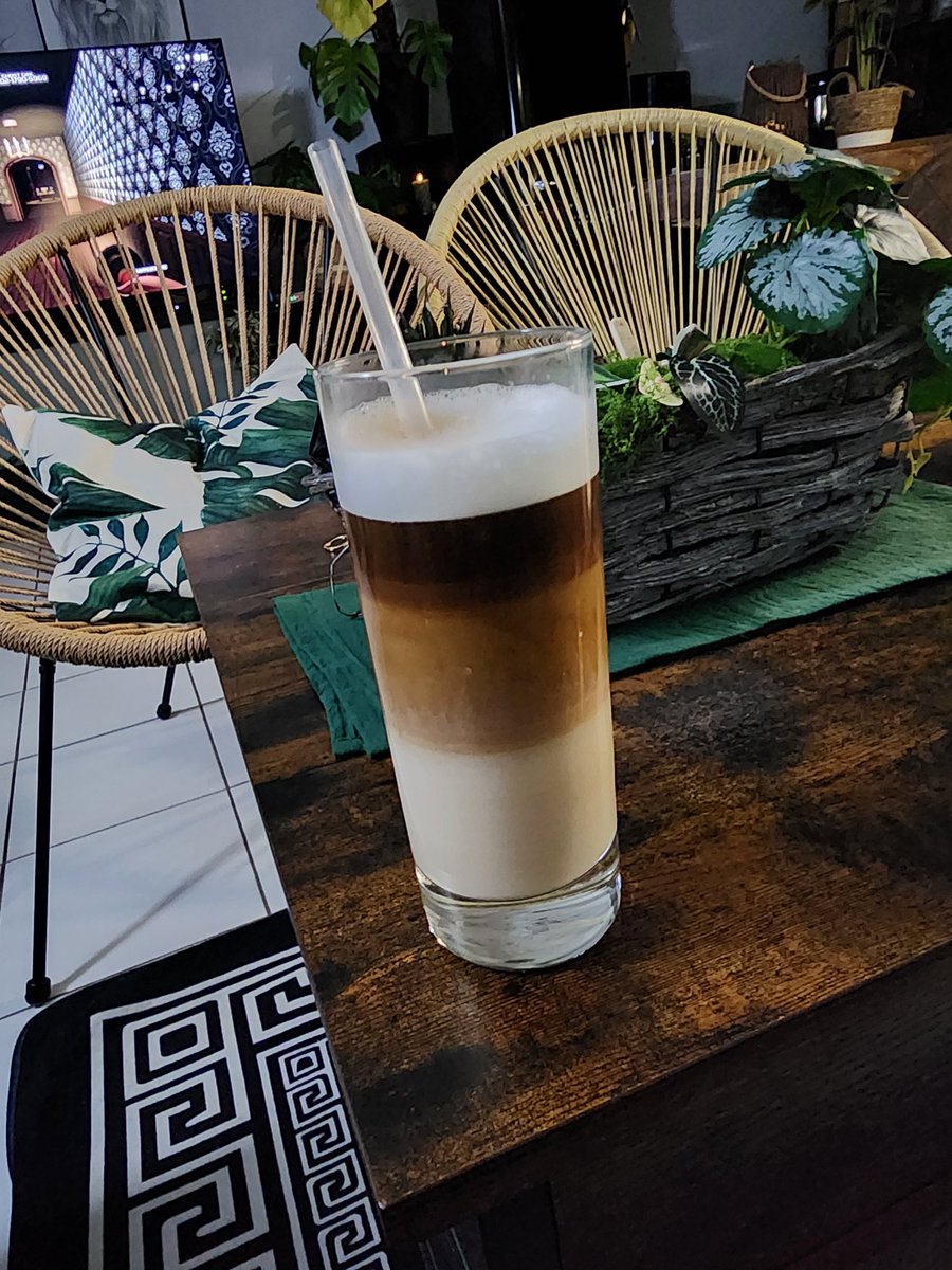 MaraisIsis18560's tweet photo. Look at this pretty little caramel latte macchiato.#macchiatto #tassimo #Foodislove #foodfriday #cafe砂時計 https://t.co/AdeolHLeu0