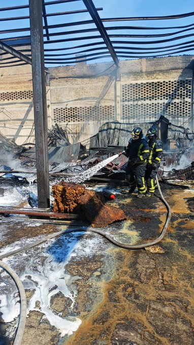 nacholozano's tweet image. Bomberos de la #CDMX extinguieron un #incendio que se registró en una fábrica de plásticos ubicada en Santa Martha Acatitla, alcaldía #Iztapalapa. En el lugar permanecen las labores de remoción y enfriamiento y no se reportaron personas lesionadas, informó el @JefeVulcanoCova.