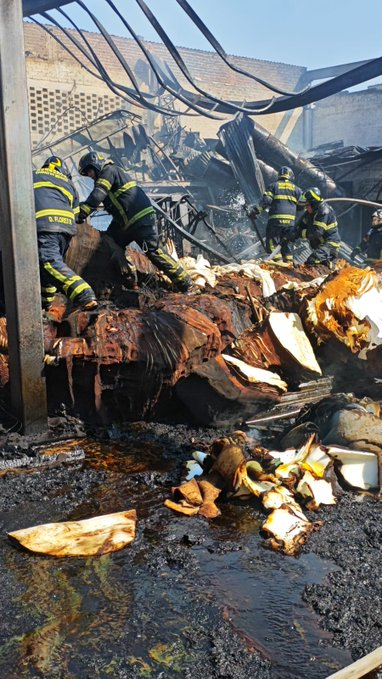 nacholozano's tweet image. Bomberos de la #CDMX extinguieron un #incendio que se registró en una fábrica de plásticos ubicada en Santa Martha Acatitla, alcaldía #Iztapalapa. En el lugar permanecen las labores de remoción y enfriamiento y no se reportaron personas lesionadas, informó el @JefeVulcanoCova.