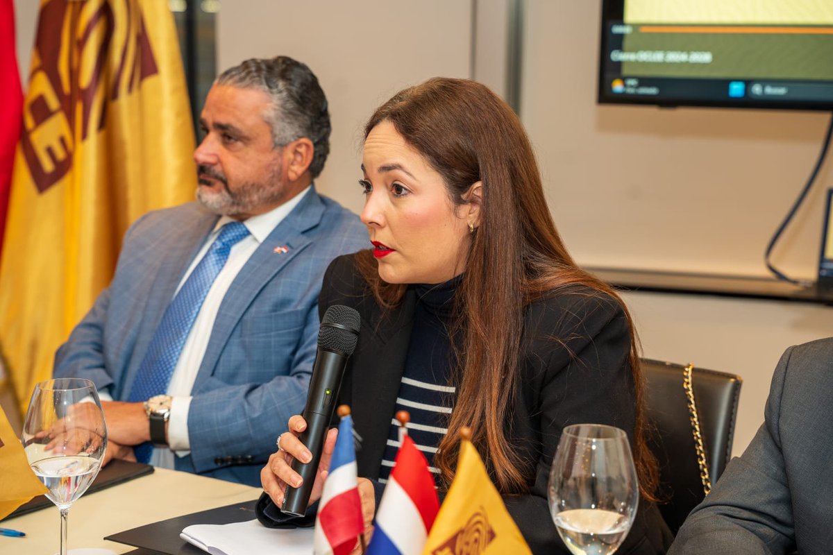 juntacentral's tweet photo. Así se desarrolló la jornada de recepción de propuestas para integrar las Oficinas de Coordinación de Logística Electoral en el Exterior (#OCLEE) en Países Bajos 🇳🇱, que lideran los miembros titulares del Pleno, Hirayda Fernández Guzmán (@hiraydamarcelle) y Samir Chami Isa (@samirchamiisa).
Estos encuentros representan un paso clave en el fortalecimiento de la participación de la comunidad dominicana, al abrir espacios para que sus miembros se involucren de manera activa en la organización y apoyo logístico de los procesos electorales en el exterior. Los dominicanos y las dominicanas respondieron con entusiasmo, presentando propuestas y reafirmando su compromiso con la transparencia, la institucionalidad y el desarrollo democrático de cara al 2028.