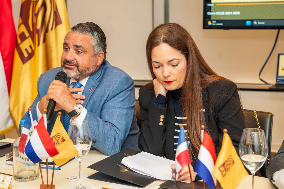 juntacentral's tweet photo. Así se desarrolló la jornada de recepción de propuestas para integrar las Oficinas de Coordinación de Logística Electoral en el Exterior (#OCLEE) en Países Bajos 🇳🇱, que lideran los miembros titulares del Pleno, Hirayda Fernández Guzmán (@hiraydamarcelle) y Samir Chami Isa (@samirchamiisa).
Estos encuentros representan un paso clave en el fortalecimiento de la participación de la comunidad dominicana, al abrir espacios para que sus miembros se involucren de manera activa en la organización y apoyo logístico de los procesos electorales en el exterior. Los dominicanos y las dominicanas respondieron con entusiasmo, presentando propuestas y reafirmando su compromiso con la transparencia, la institucionalidad y el desarrollo democrático de cara al 2028.