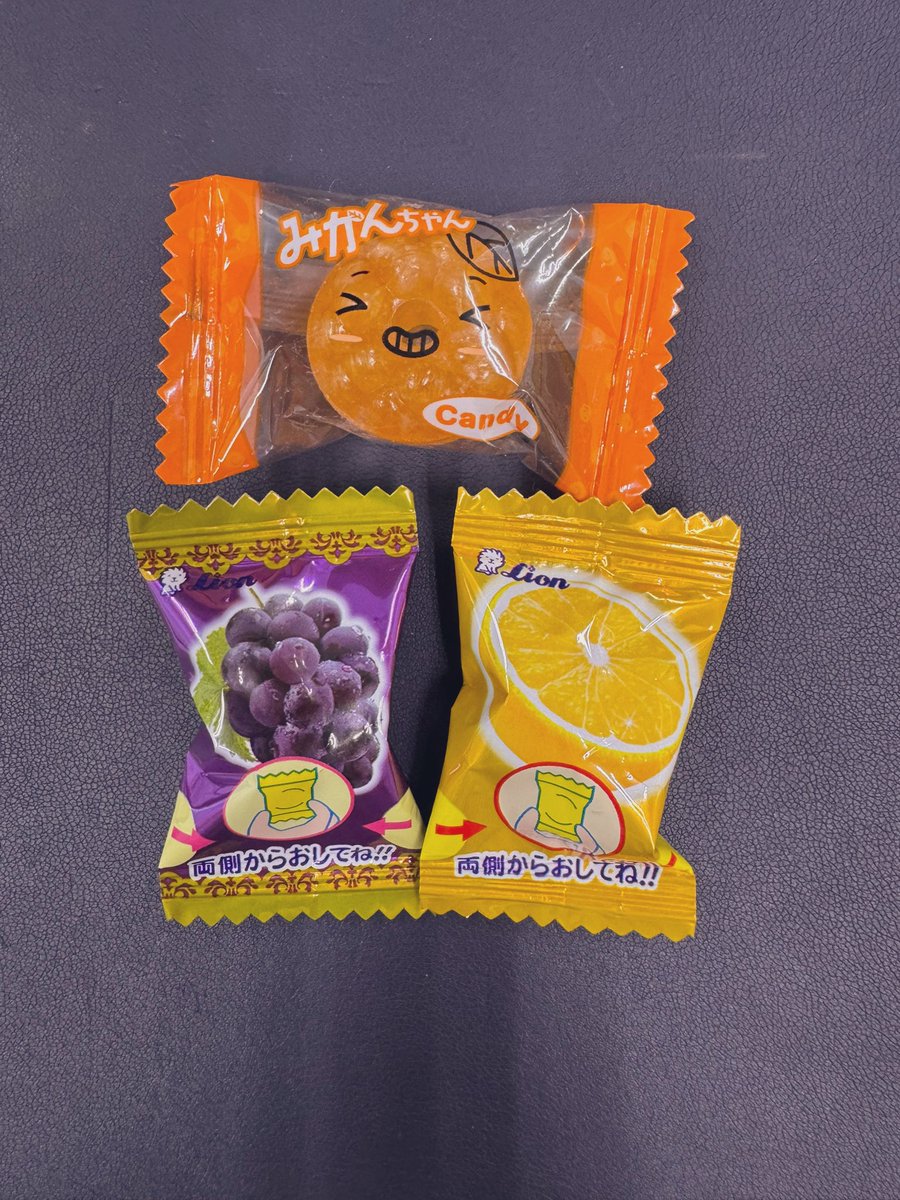 oss1955_4's tweet photo. おはようございます〜！
今日は朝工場の方から飴をもらいました🍬
いつもいろいろ教えてもらって、仕事のことだけではなくいろんな話をする仲良しの方です🥹
みかんちゃん、、、見たことない飴ですが普通の飴の1.5倍ぐらいありそうなサイズです🥰
明日は祝日ですね！
今日も元気に頑張りましょー！🫡 https://t.co/qHNBkWageE