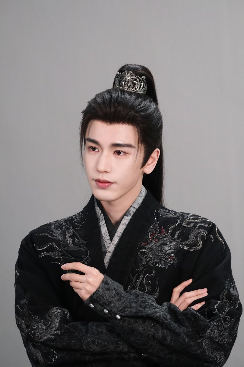 031826• zlh studio weibo update 🪐 (1) studio shares pics of
