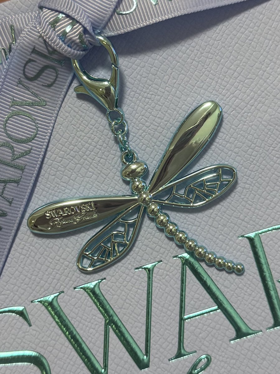 miichobitom's tweet photo. アリアナSWAROVSKIコラボ✨
ウィキッドカラーでリングは即決、お花好きなのでブレスレットも買った〜

阪急うめだ店はチャーム付きショッパーでしたʚïɞ   チャームは意外と大きいw
今回は箱にトンボのマークあって可愛い https://t.co/CfCxBmxfgl