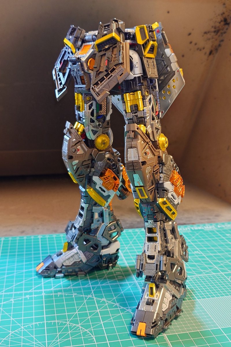 PGUν−ガンダム制作進捗状況。
腰部の内部フレームを組み立てと脚部とのドッキング🎶

この大きさ＆重さのため、各関節に渋みがあるのは良いんだけど👍股関節の渋みは動かしてちょっと怖い😨
グリスは差した方がいいかも🤔

#ガンプラ
#νガンダム
#逆襲のシャア
#BANDAI
#PGU