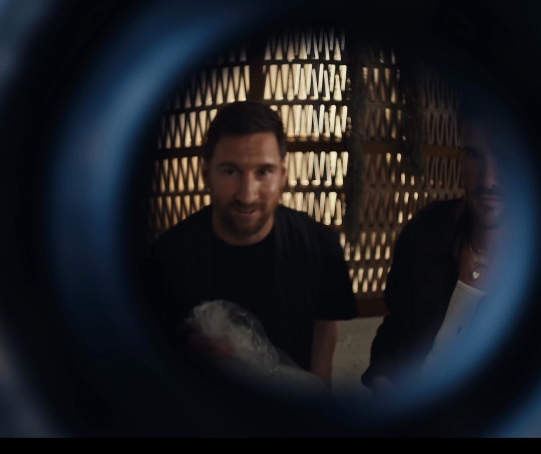 MESSI CON LA BOLSA DE HIELO EN UN VIDEOCLIP DE TINI QUEEEEE