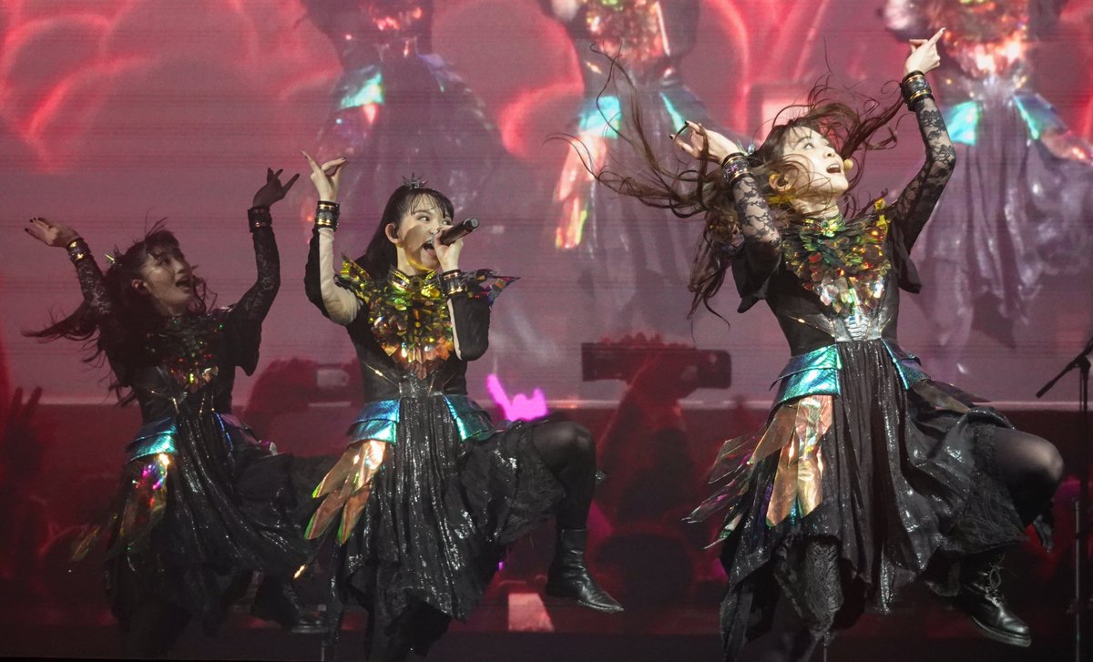 dufudufutk's tweet image. Kon! Kon!

今まで暗くて諦めていたシーンが撮れた。

が、この日は２枚目みたいになぜか一人照明が当たらないシーンが散見されたのでそこはマイナス。

海外公演は頻繁に予期せぬことが発生するけど、まあライブなんでね。

#BABYMETAL
#Adelaide