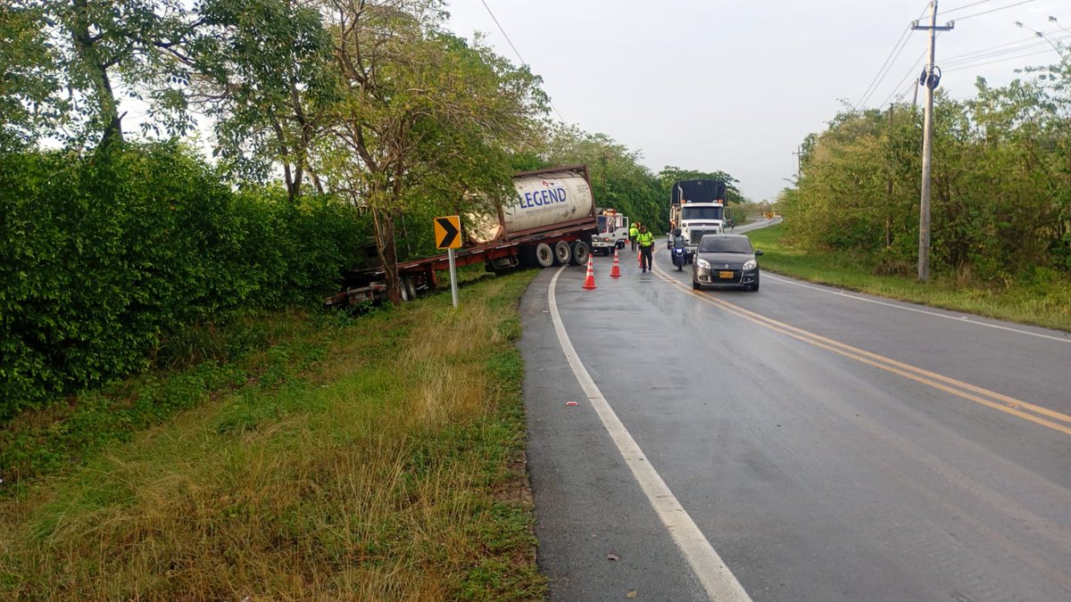 aucaribe's tweet photo. #AutoCaribeInforma #EstadoDeLaVía | Cierre de carril izquierdo en el municipio de Sabanalarga (PR83+000 RN9006) debido a siniestro vial por tractocamión salido de vía. Unidades de la concesión y Policía brindan atención. Conoce el estado de las vías al 321 205 7227 y 318 517 0437 https://t.co/4x82480U01