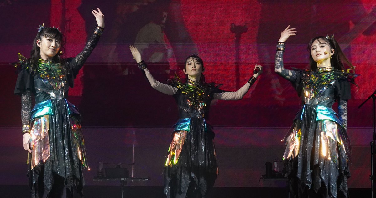 dufudufutk's tweet image. Kon! Kon!

今まで暗くて諦めていたシーンが撮れた。

が、この日は２枚目みたいになぜか一人照明が当たらないシーンが散見されたのでそこはマイナス。

海外公演は頻繁に予期せぬことが発生するけど、まあライブなんでね。

#BABYMETAL
#Adelaide