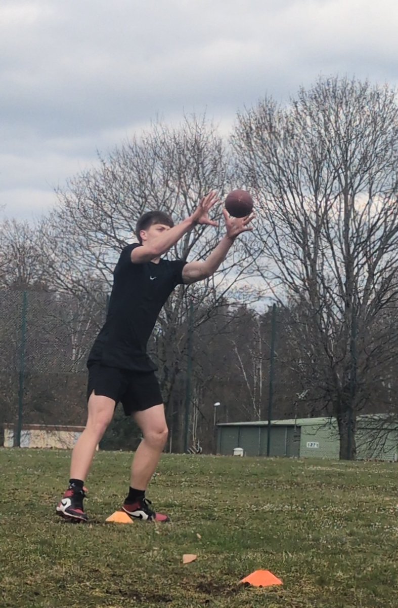 GarrettVitter's tweet photo. 6’7” | 240 | 6’8” wingspan | TE/DE
Class of 2027
Route work & ball tracking
Kaiserslautern, Germany 🇩🇪
#AGTG #Recruiting #TE #DE #ClassOf2027 #DoDEA https://t.co/HxjcMZ36BT