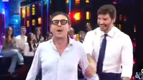 di_ester's tweet photo. Giovanni Esposito da standing ovation 😂😂😂😂😂😂😂😂😂😂😂#StaseraTuttoèPossibile https://t.co/gwcdmfeCWy