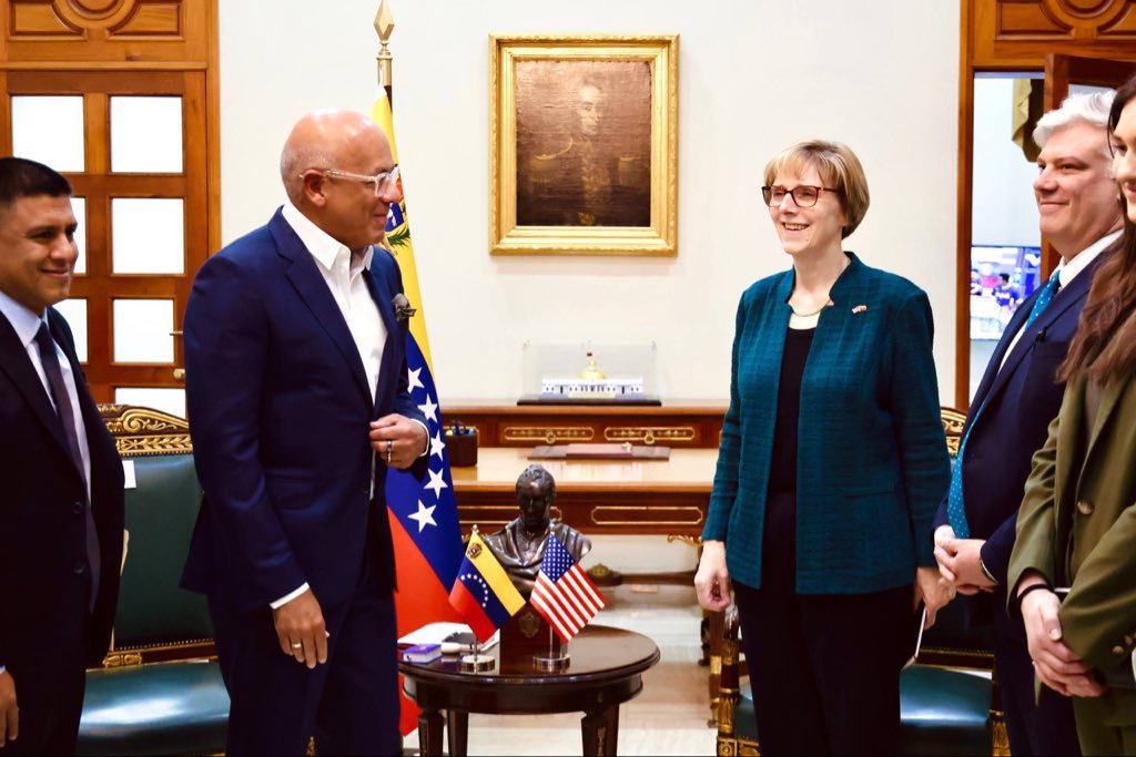 OrlvndoA's tweet image. #AHORA | Laura Dogu, junto a una comisión del Comité de Exteriores del Senado de EEUU, visita el Palacio Legislativo de Venezuela y se reúne con el presidente de la Asamblea chavista, Jorge Rodríguez.