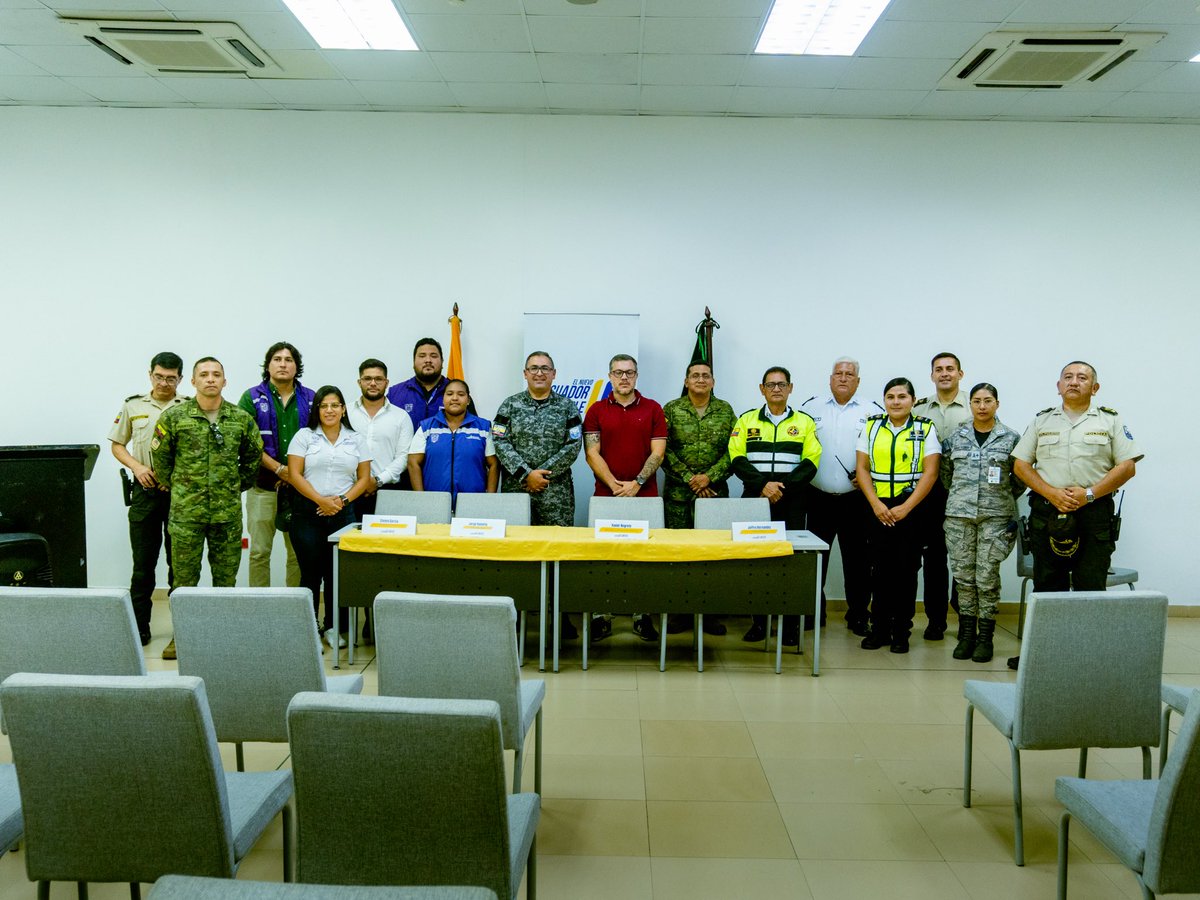 El gobernador Xavier Negrete dialogó con el sector transportista, junto al Bloque de Seguridad y la CTE, para fortalecer la seguridad y coordinar acciones en beneficio de la ciudadanía.

Trabajamos de manera articulada para un transporte seguro en la provincia.

#ElNuevoEcuador