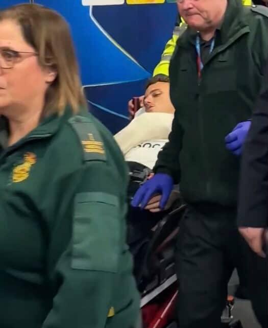 Bu fotoğrafları hiçbir zaman unutmayacağım. Bazen anın heyecanıyla, stresiyle futbolu haddinden fazla önemsediğimiz oluyor ama futbolcularında insan olduğunu ve aileleri olduğunu unutmamak lazım. Önce sağlık. Sağlıktan daha önemli hiçbir şey yok