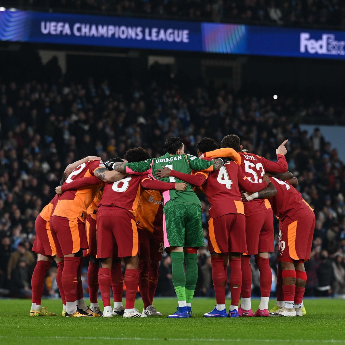 Onca şanssızlığa ve kötü hakem performansına rağmen terinizin kanınızın son damlasına kadar savaştınız bu sezon yaşattıklarınız gerçekten inanılmazdı… Canınız sağolsun çocuklar biz sizden razıyız!

“İyi gününde sevmedik ki kötü gününde bırakalım!”

#LIVvGS #UCL
