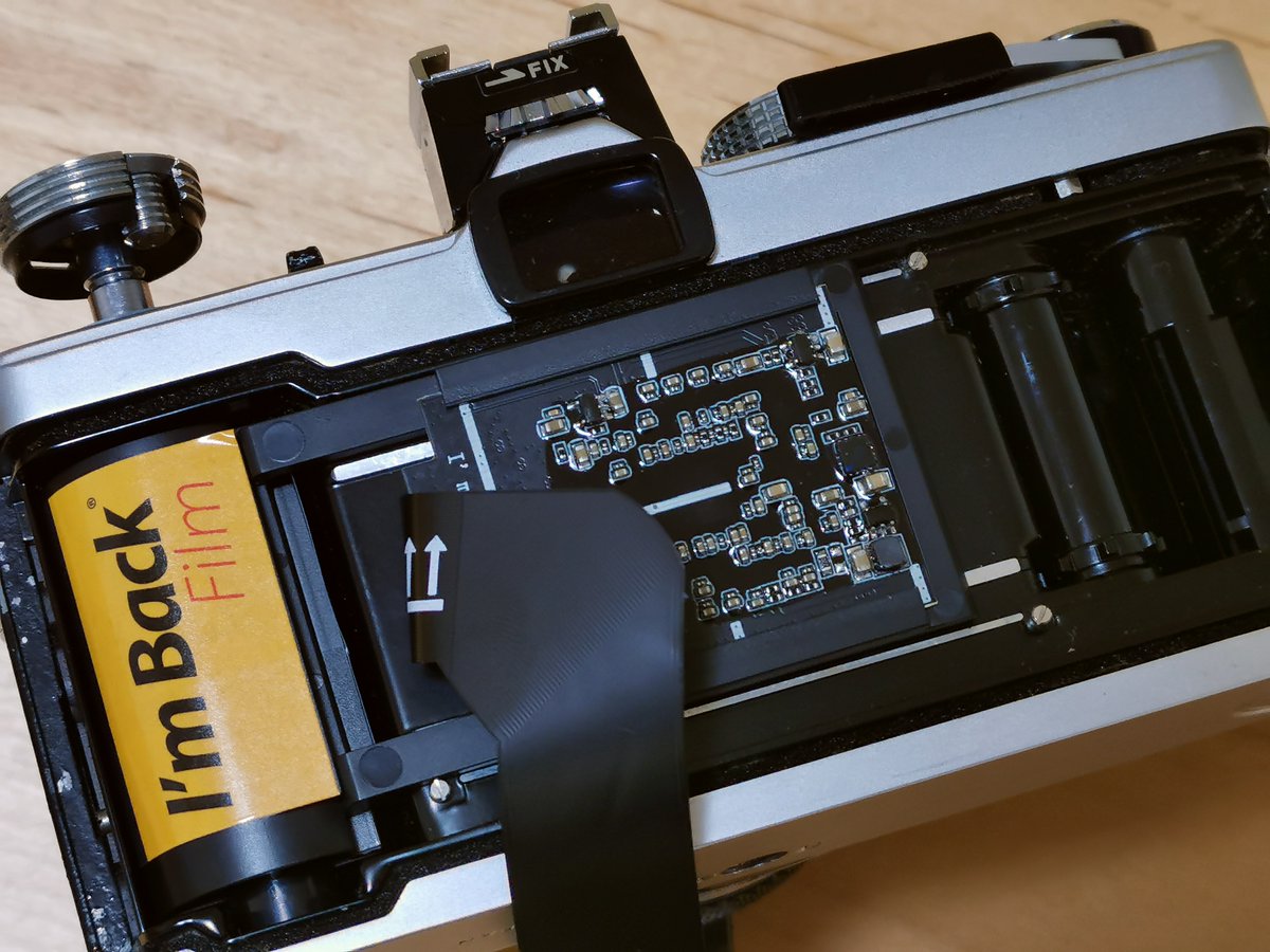 hiroseki0716's tweet image. フィルムカメラをデジタルに換えるI'm Back Film
色々なフィルムカメラに装着できます。
近々APS版の改良型が発売されるそうです。
kickstarter.com/projects/samel…

昨年も投稿しましたが写真はOLYMPUS　M-1に取り付けた状態。
楽しいガジェットですよ。

#IMBACK #IMBAKFILM