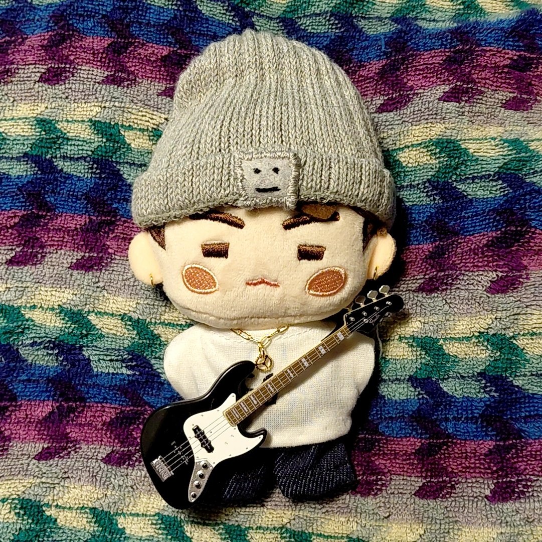 yoongiryo's tweet photo. ぬいは、フェンダーの🎸来た!たぶんユンギと同じストラト?ストラップつけた。
あとはユンギの作曲画面みたくした!
アードベッグのコニーヴレッカンのラベルとヤンキースキャンドルのソフトブランケットのラベルを付けた🧸
#ソムンギ
#ユンギ
#刺繍
#EMBROIDERY
#TO_BTS
#TO_ARMY https://t.co/RnDOm61T2F