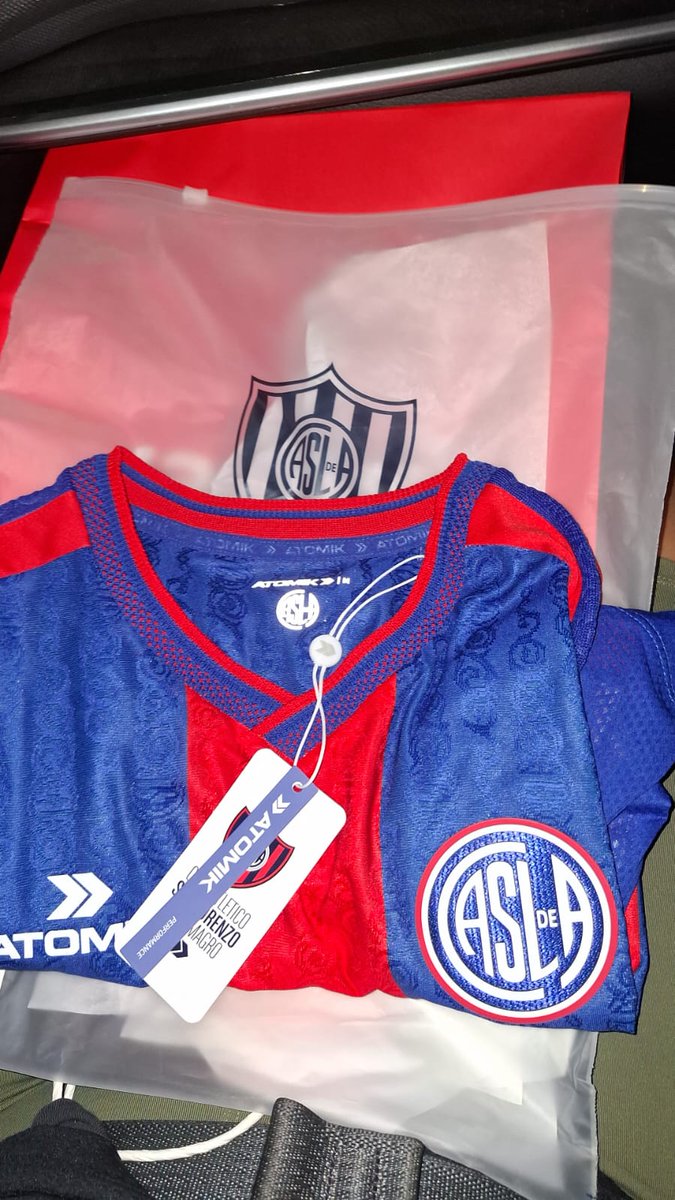 Tarjetazo. No les puedo explicar lo hermosa que es, de por sí nuestra camiseta es hermosa pero atomik la verdad se pasó con todo, los detalles, la tela TODO AAAAAA LA AMO AGUANTE SAN LORENZO LPM 💙❤️