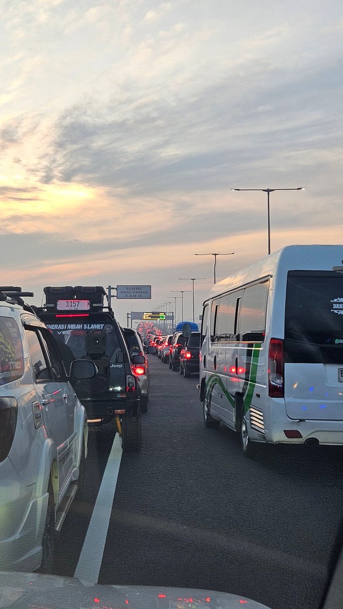 ArsGnr1886's tweet photo. @aghi182 @RadioElshinta @PTJASAMARGA Macet parahh gara2 km 57 doang https://t.co/Q1jdC3L2bN