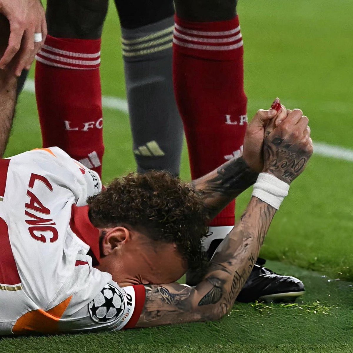 SİYAH SANCAK tweet media