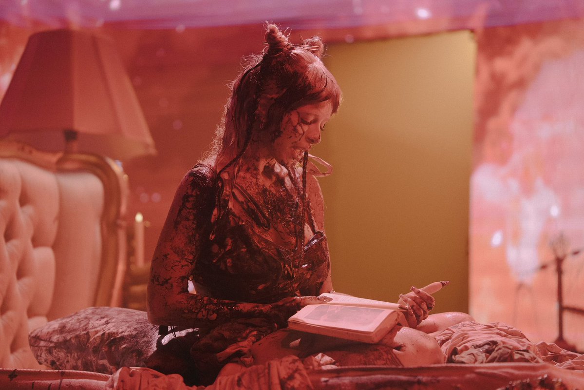 Update Melanie Martinez ⛪ tweet media