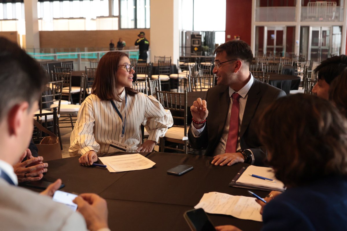 APC Colombia tweet media