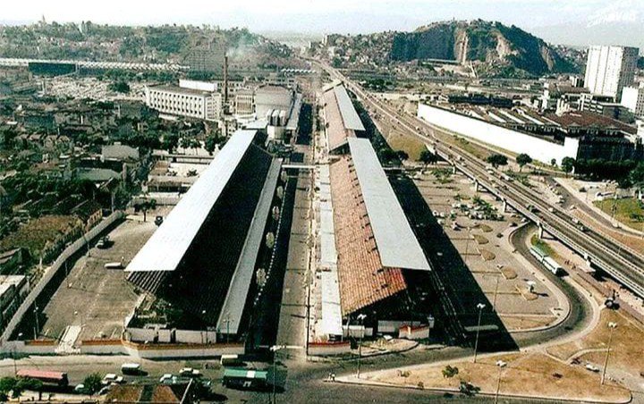 A  Marquês de Sapucaí no Carnaval de 1983 ainda não tinha o concreto de Osmar e o sonho de Darci.

As arquibancadas eram gigantescas e o desfile terminava sem o apogeu da Praça da Apoteose.

O fim dos desfiles eram nas esquinas da Rua Frei Caneca.

No ano seguinte tudo mudou.

📷