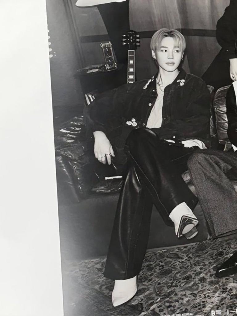 Jikooks_darling's tweet photo. WDYM JIMIN IS WEARING LITERAL HIGH HEELS???!??? https://t.co/eCkUPaAt87