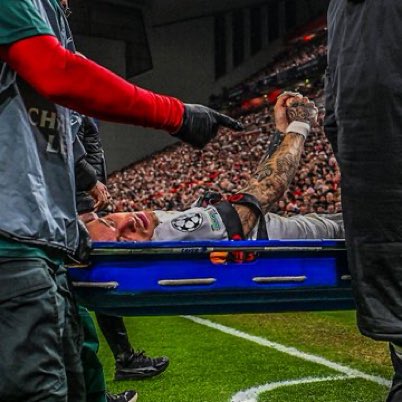 Chippy20Chips's tweet image. Noa  Lang suffered a severe injury during the Liverpool game, his finger literally detached from his hand, he will be needing emergency surgery to fix it… prayers up for you Noa 🦁