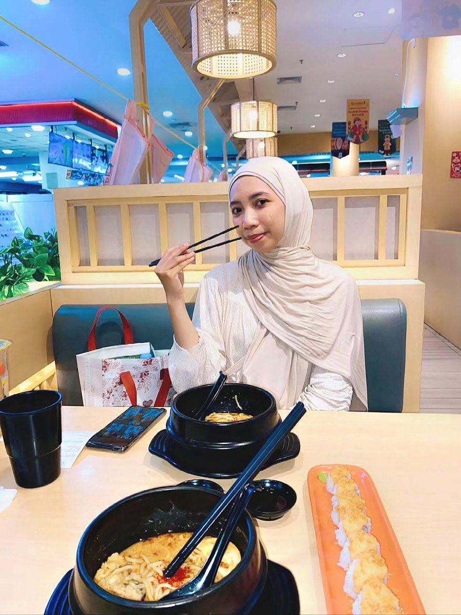 honneunknown's tweet photo. Masih merasa belum merasa cocok pake hijab seperti donat iniiii👉🏻👈🏻 https://t.co/F7Jl9ZXp43