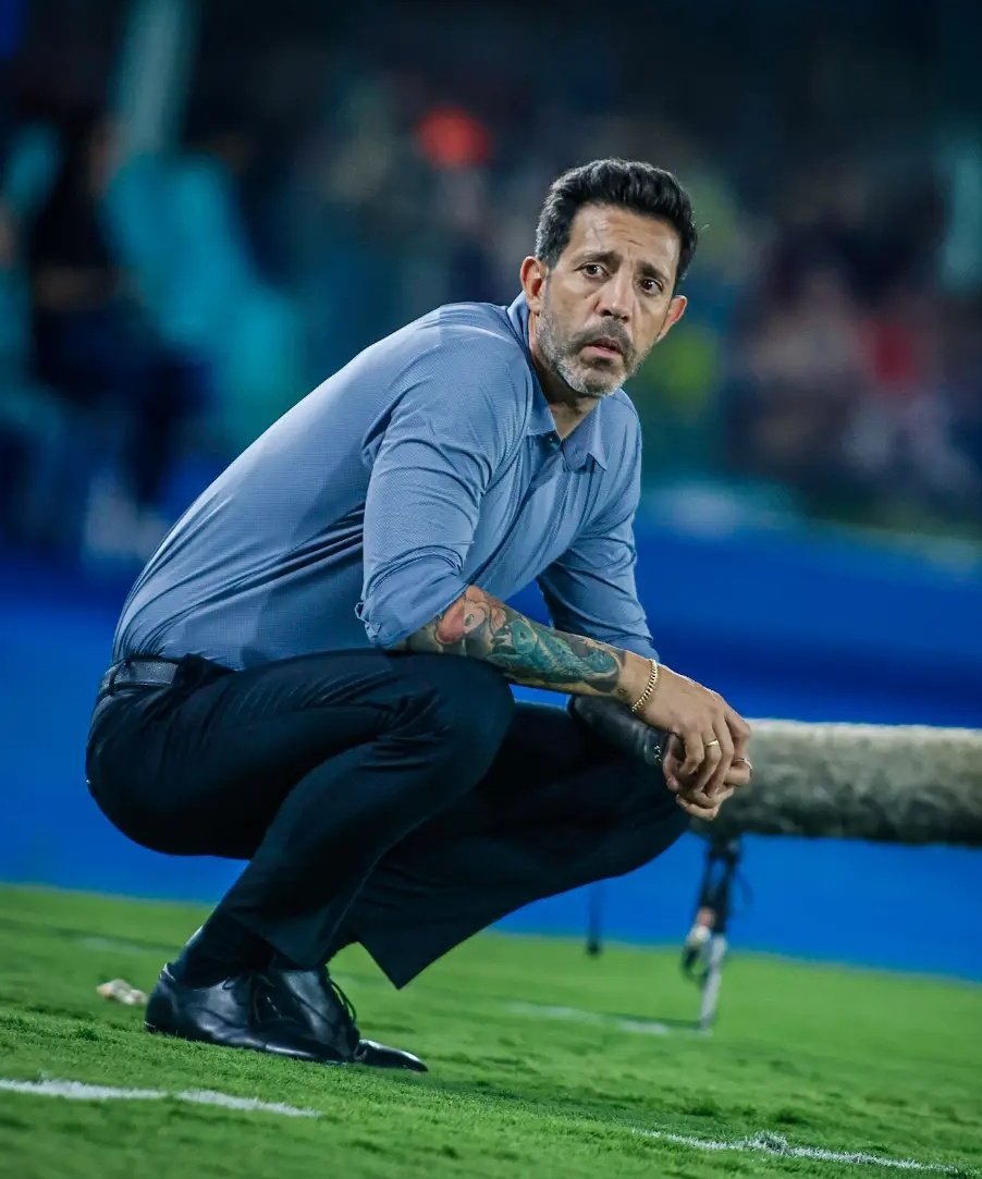 Está casi perdido el campeonato en la primera rueda.

Terrible lo que hizo para este partido Bava, jamás visto, poner equipo suplente e incluso cambiar al arquero en plena undécima fecha.

Imperdonable y vergonzoso, su error queda para la historia como la payasada más grande del