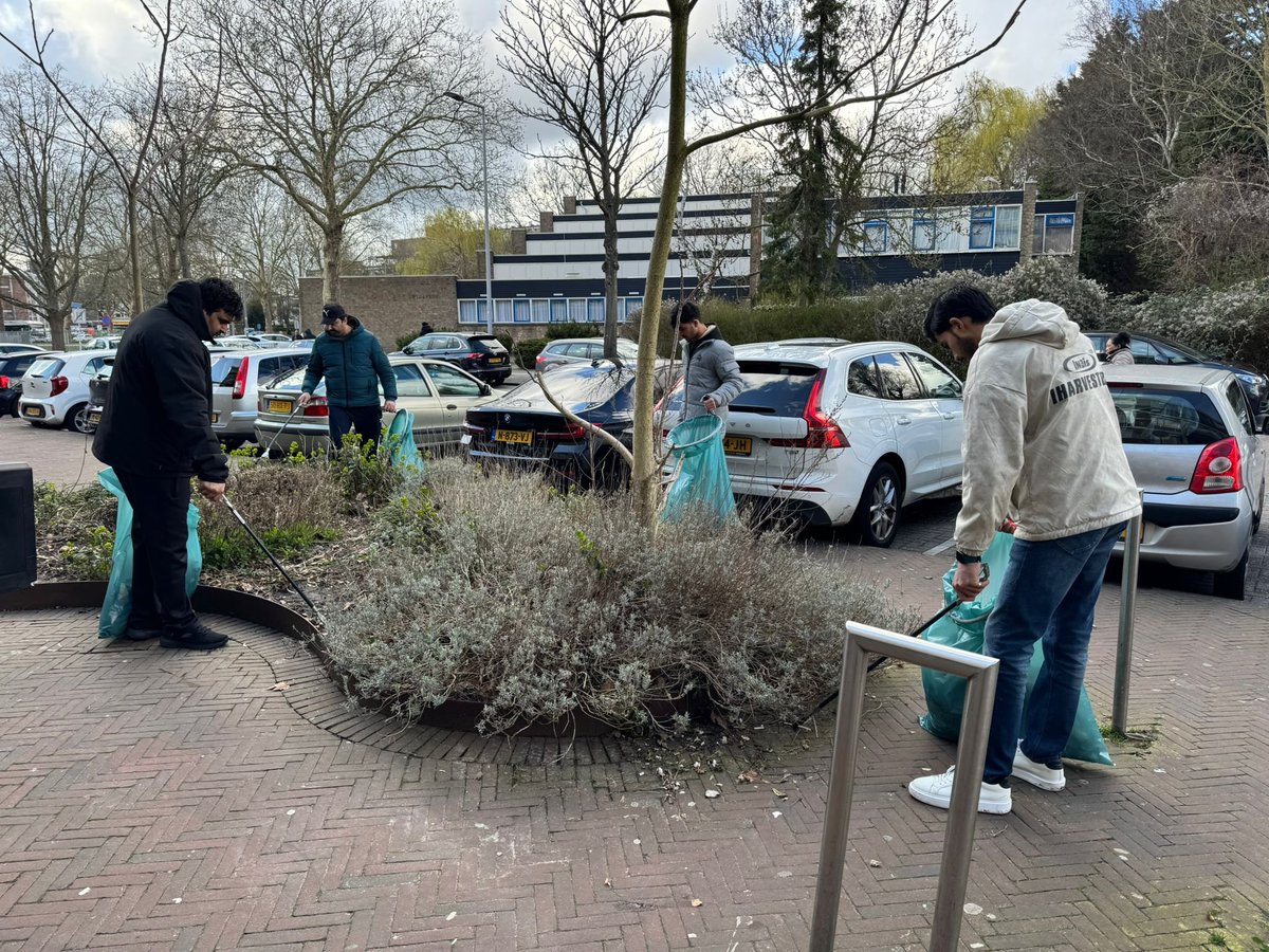 RotterdamAMJO's tweet photo. Afgelopen zaterdag, 14 maart, hebben 5 van onze Khuddam zich ingezet tijdens #NLdoet. Samen de buurt een stukje schoner en mooier maken. Trots op deze inzet voor de samenleving! ✨ #MKA #Ahmadiyya https://t.co/S2wU8HTtIj