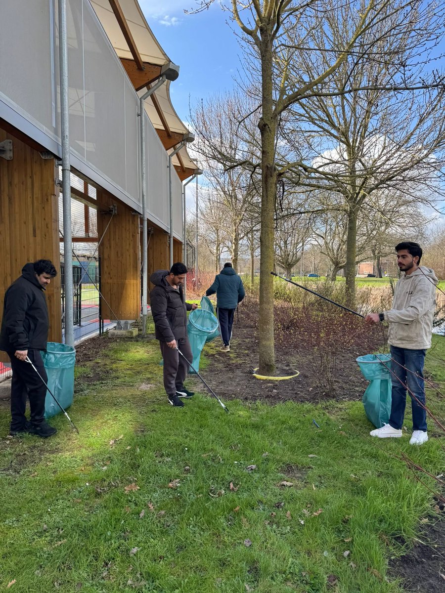 RotterdamAMJO's tweet photo. Afgelopen zaterdag, 14 maart, hebben 5 van onze Khuddam zich ingezet tijdens #NLdoet. Samen de buurt een stukje schoner en mooier maken. Trots op deze inzet voor de samenleving! ✨ #MKA #Ahmadiyya https://t.co/S2wU8HTtIj