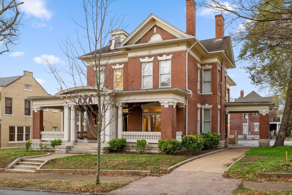 talker_news's tweet image. Get your Greek on? Tennessee frat house on sale for $800,000: talker.news/2026/03/18/get… 

#fraternity #GreekLife #realestate