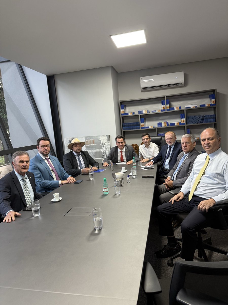 Hoje reunião da federacão União Progressista . Presentes os presidentes Antonio Rueda e Ciro Nogueira e os deputados do Uniao Brasil Delegado Laiola e Geraldo Mendes, e do Progressistas Tiao  Medeiros , Ricardo Barros, Toninho Wandsher, Vermelho e Dilceu Sperafico. Um bom debate.