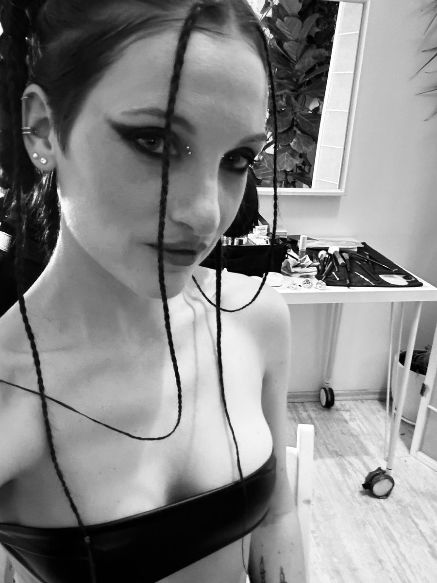 klara black tweet media