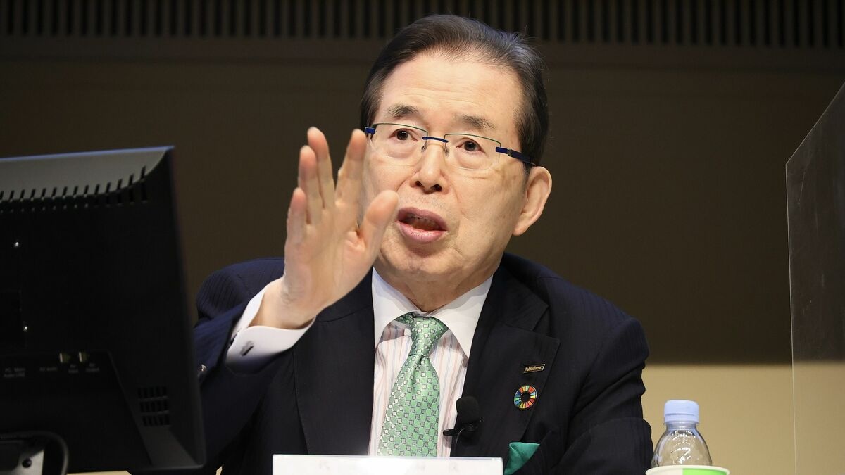 JBpress's tweet photo. 【ニデック不正会計問題で考える会計士の責任】
ニデックの会計監査を担当していたのは、PwC京都監査法人（とその前身にあたる京都監査法人、以下「PwC京都」）です。本来ならば、監査法人が不正会計を見抜かなければなりません。
もちろん、不正会計を実行したニデックに最大の責任がありますし、監査法人といえども情報を隠蔽されてしまっては見抜くにも限界があります。実際、報告書ではニデックがPwC京都に対して情報を隠したり、虚偽を述べたりしていることが指摘されています。

一方で、PwC京都が不正会計に積極的に関わっていたのではないかと思われる記載も散見されます。
報告書の205-208頁に、ニデックが会計不正を実施した子会社の担当者にヒアリングした際に、担当者がニデック本社からの高すぎる目標達成へのプレッシャーが一因であると話したとあります。
報告書には、PwC京都はこのヒアリングの議事録をみて「これではニデック本社に原因があると受け取られかねないですが、それでよいですか？」というような趣旨のコメントをしたとあります。この記載を素直に受け取れば、PwC京都はニデック本社に矛先が向かないようにアドバイスをした、と思わざるを得ません。

それどころか、報告書では上記のように具体的な赤字が入った「ニデック本社のプレッシャーがあったと読まれないようにするためにはこう修正すればよいですよ」という“修正案”まで提示しており、PwC京都が一方的に騙されただけとは思いがたいところです。
なお、PwC京都は、これについて「普段聞いていたことと異なる内容の議事録であったため、時間もなかったから修正案を自分から提示したのだ」というようなことを回答しています（報告書207-208頁）。常識的な感覚では、不正会計の根本原因に関わる部分にもかかわらず、「時間がなかったからだ」というのはなんとも「苦しい言い訳」に聞こえてしまいます。

会計監査の世界では、「職業的懐疑心が必要」というようなことがいわれます。
これは、不審な点があればしっかり疑ってかかる必要があるということで、悪意を持って不正会計を実施しようとする企業がいることを前提としなければならないという、いわば性悪説に基づいた考え方です。
この件で注目される前から、永守氏の強烈な経営方針は広く知られていましたから、PwC京都がそれを知らなかったはずがありません。
記事のリンクはコメント欄へ↓
《我妻 佳祐》@kei_wagatsuma