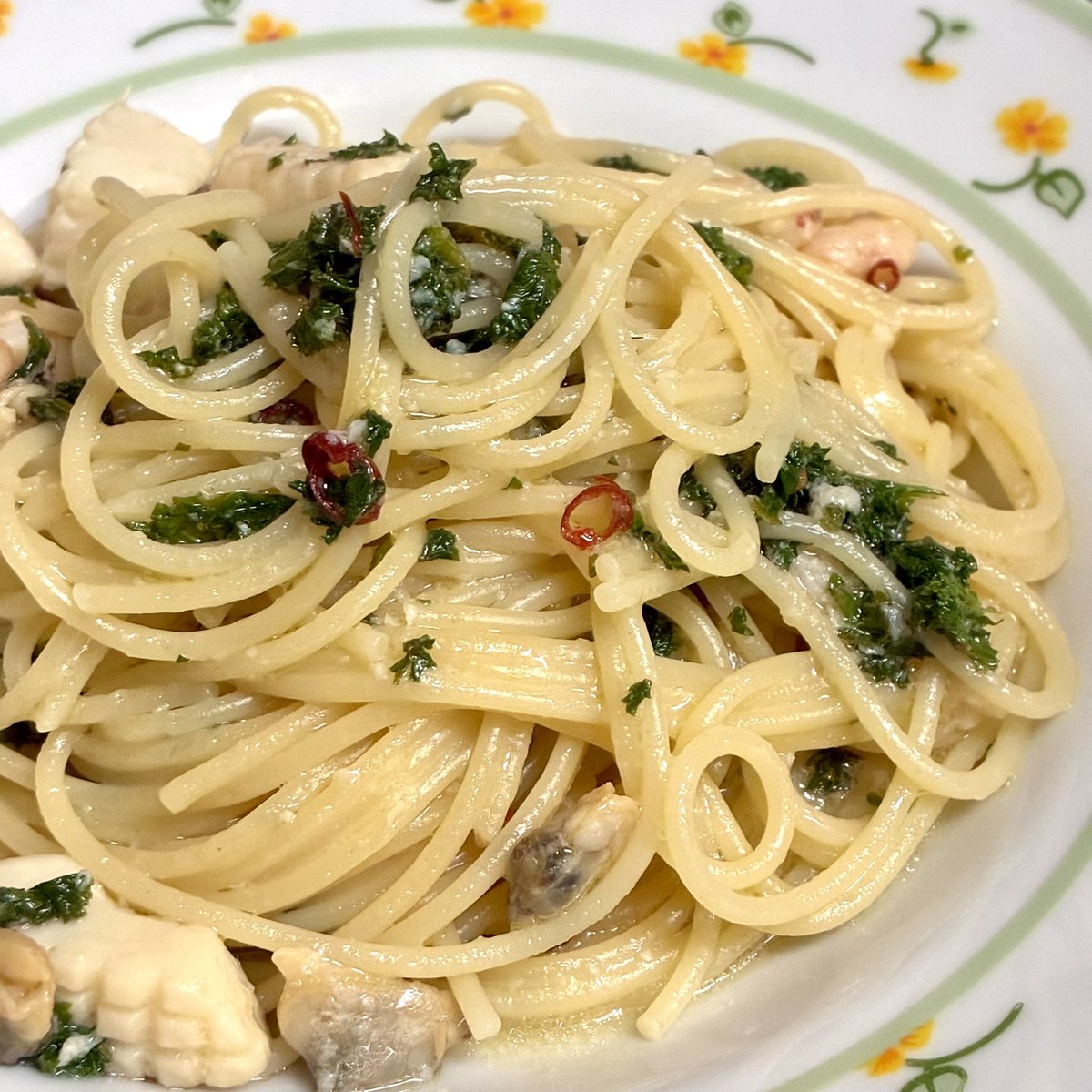 寝坊したのでゆったり朝ご飯よ〜
今日はワインベースのシーフードと生パセリぶち込んだﾔｰﾂよー