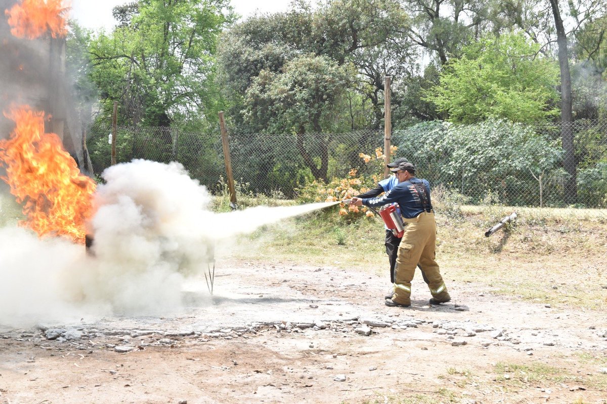 FacMedicinaUNAM's tweet photo. 🔥 ¿Sabrías qué hacer ante un conato de incendio? La Comisión Local de Seguridad de la FacMed organizó una capacitación con el Cuerpo de Bomberos de la UNAM sobre el uso correcto de extintores. https://t.co/pj7yRenNMm https://t.co/fV7vBXuAqw
