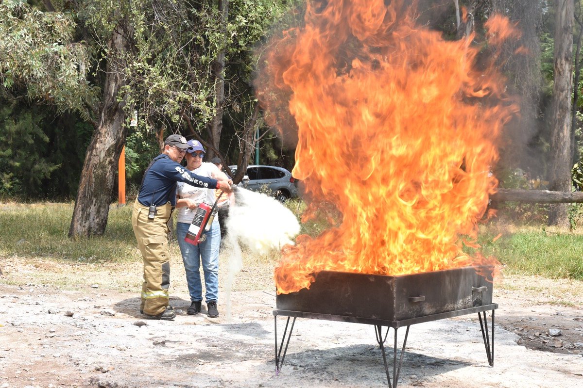 FacMedicinaUNAM's tweet photo. 🔥 ¿Sabrías qué hacer ante un conato de incendio? La Comisión Local de Seguridad de la FacMed organizó una capacitación con el Cuerpo de Bomberos de la UNAM sobre el uso correcto de extintores. https://t.co/pj7yRenNMm https://t.co/fV7vBXuAqw