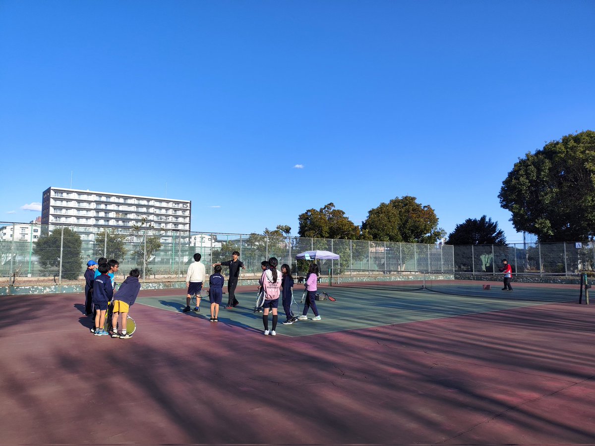 TJrSTC's tweet photo. 先日の学生コーチ２名による初級スクールの様子
快晴で気持ちよかった☀️
#ソフトテニス #小学生 #ジュニアソフトテニス #アカエム
@TJrSTC https://t.co/VD0IBsuvoS