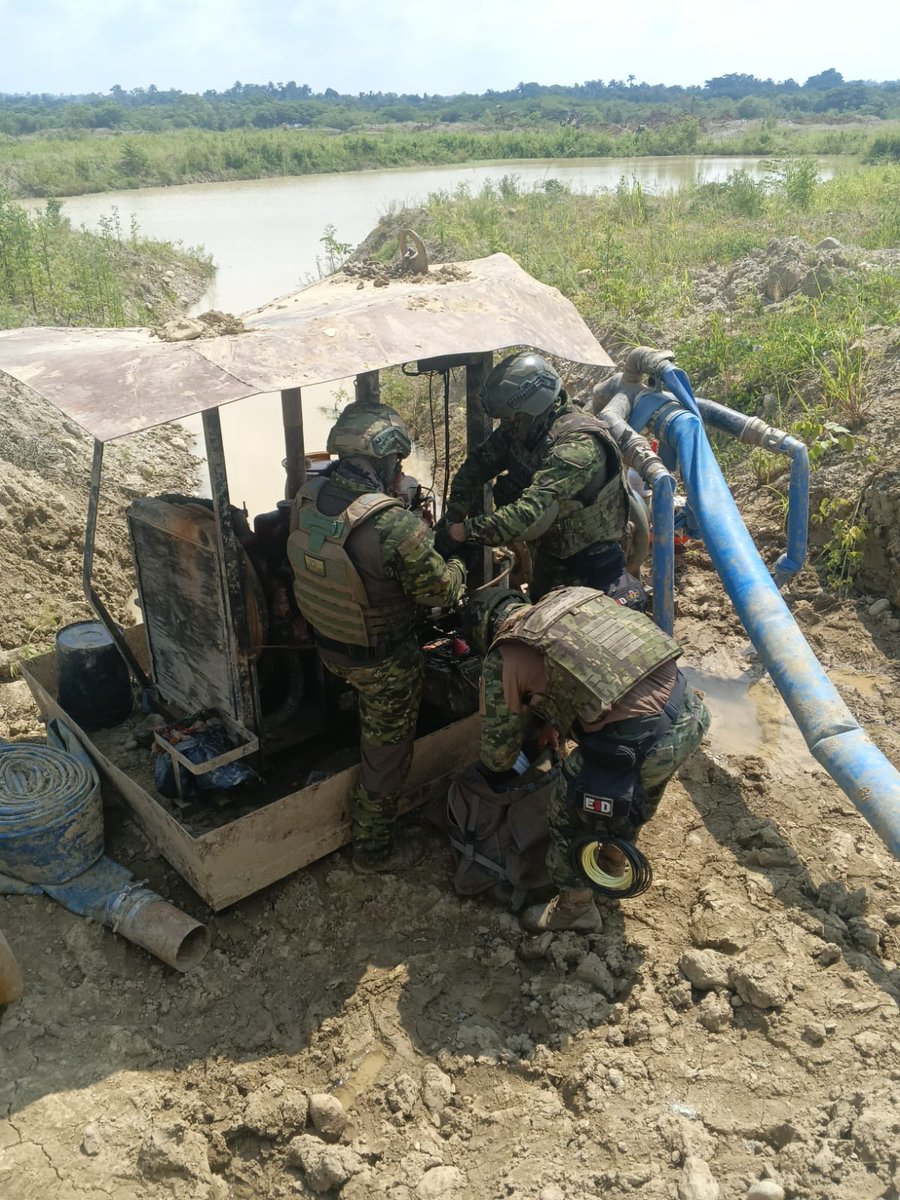 FFAAECUADOR's tweet image. #ElOro | Las Fuerzas Armadas del Ecuador en apoyo a la #ARCOM, ejecutaron una operación en #SantaRosa. Se inhabilitó maquinaria usada en minería ilegal tras verificar su operación fuera del área autorizada.