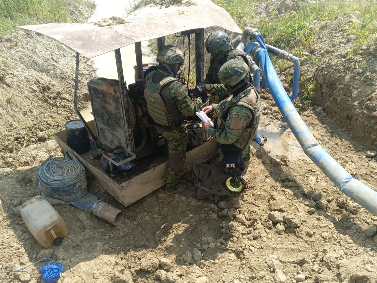 FFAAECUADOR's tweet image. #ElOro | Las Fuerzas Armadas del Ecuador en apoyo a la #ARCOM, ejecutaron una operación en #SantaRosa. Se inhabilitó maquinaria usada en minería ilegal tras verificar su operación fuera del área autorizada.