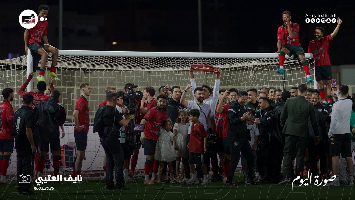 ariyadhiah's tweet photo. 📅 برأيك.. أيهم #صورة_اليوم ؟ 🤔

📸 تصوير (@naifalotaibi17)
📸 تصوير (@almana_13)
📸 تصوير (@aak0566)

#الأهلي_الهلال
#الخلود_الاتحاد  
#كأس_الملك🏆 https://t.co/Ix4Nhdqo3r
