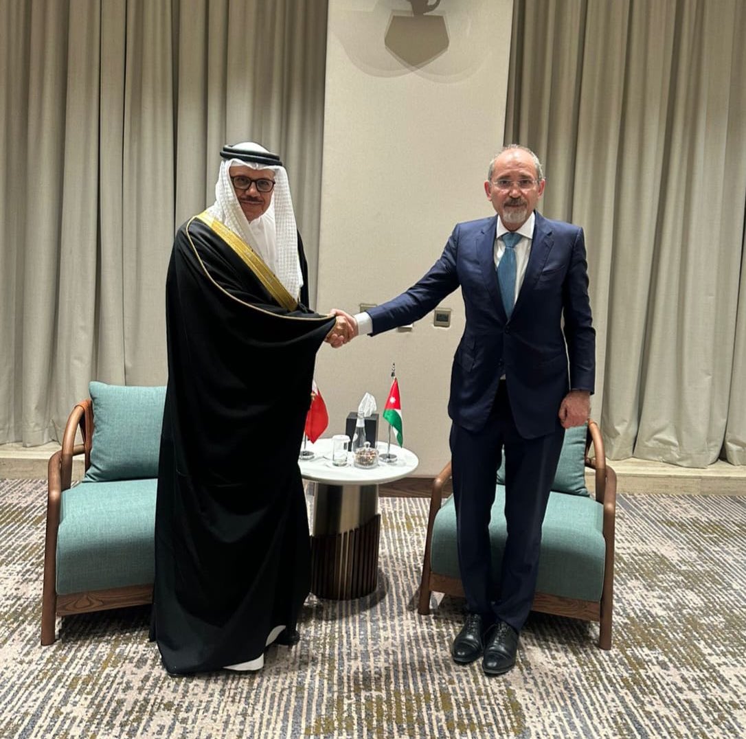 يلتقي الآن نائب رئيس الوزراء ووزير الخارجية وشؤون المغتربين أيمن الصفدي <a href="/AymanHsafadi/">Ayman Safadi</a> وزير خارجية مملكة البحرين الشقيقة الدكتور عبد اللطيف بن راشد الزياني، على هامش الاجتماع الوزاري التشاوري لوزراء خارجية عددٍ من الدول العربية والإسلامية الذي تستضيفه المملكة العربية السعودية