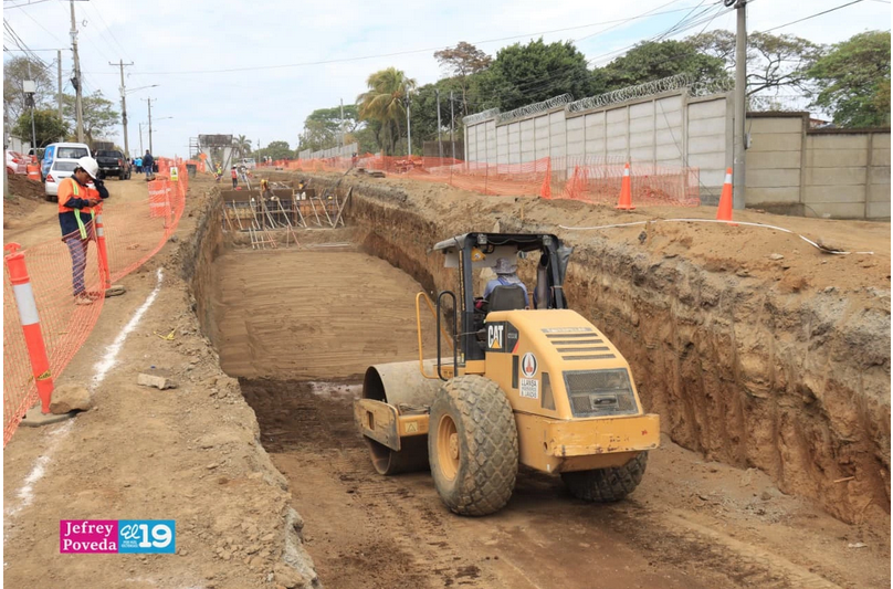 Paso a desnivel en Carretera Vieja a León avanza ~21 % 🚧
La obra vial mejora la conectividad hacia Managua y Carretera Sur, con drenaje, rotonda y pavimento listo para descongestionar el tráfico 🚗✨#VivaSandino #MásyMásVictorias #ManaguaSandinista