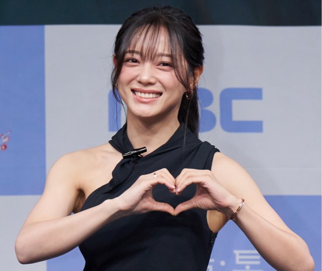 infodrakor_id's tweet photo. #KimSejeong dikabarkan akan bergabung dengan agensi BH Ent

Agensi yang menaungi Lee Byung Hun, Han Jimin, Han Hyo Joo, Kim Go Eun, Park Jin Young, Park Bo Young, Go Soo, Park Hae Soo, Han Ga In dll

Lets goo sejeong i ✨
https://t.co/hwZyXLBNZ2 https://t.co/B4ZAEmxEYZ