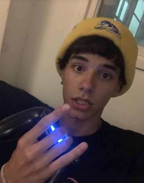 quien le avisa q tiene piojos el gorro