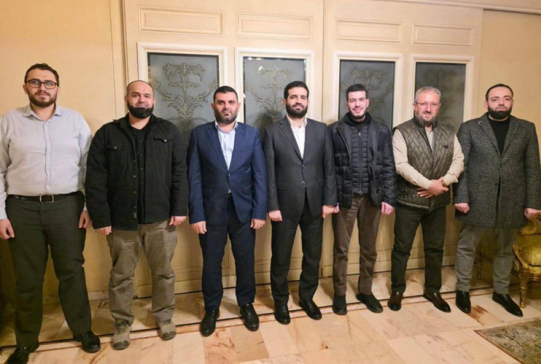 صورة تجمع السيد وزير الداخلية ورئيس جهاز الاستخبارات العامة وعدد من ضباط الداخلية والاستخبارات